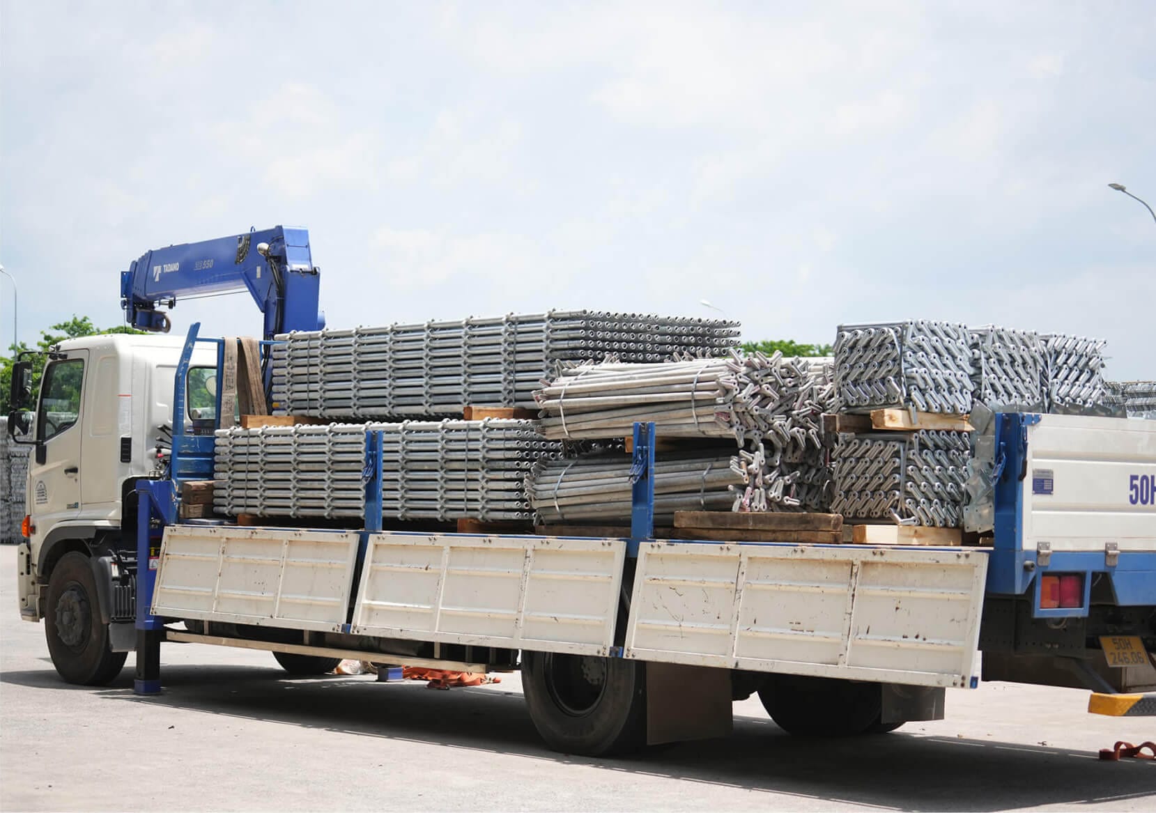 Xe tải vận chuyển phế liệu nhà xưởng