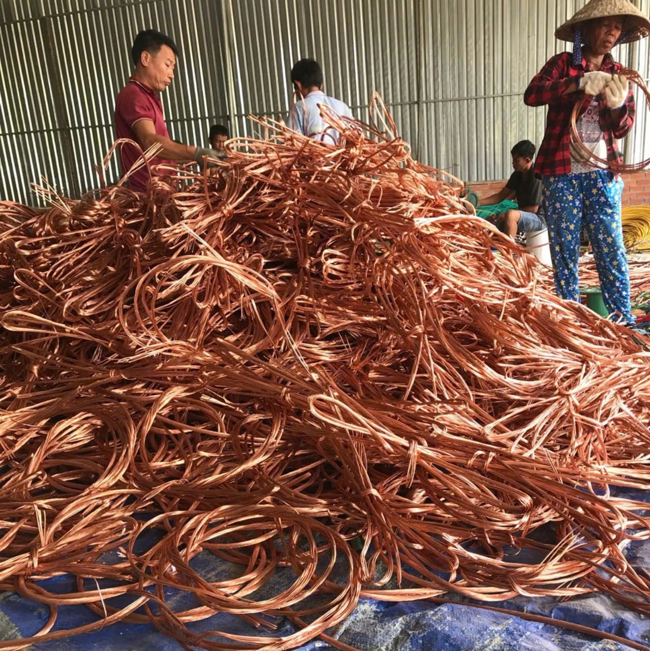 So sánh báo giá từ nhiều đơn vị thu mua phế liệu