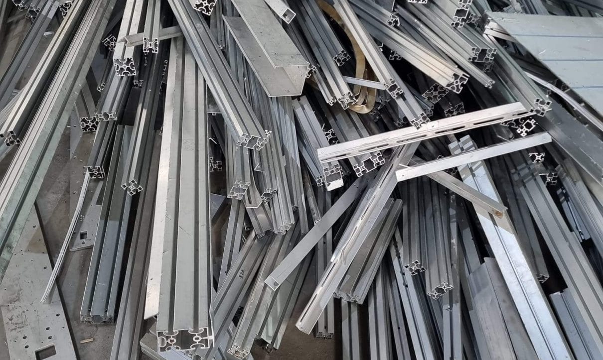 Nhôm và inox phế liệu được phân loại trước khi báo giá thu mua.