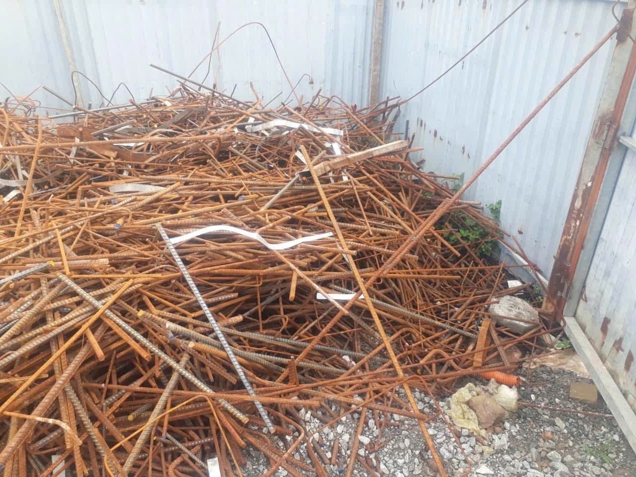 Xe cẩu thu gom sắt vụn tại Long Biên