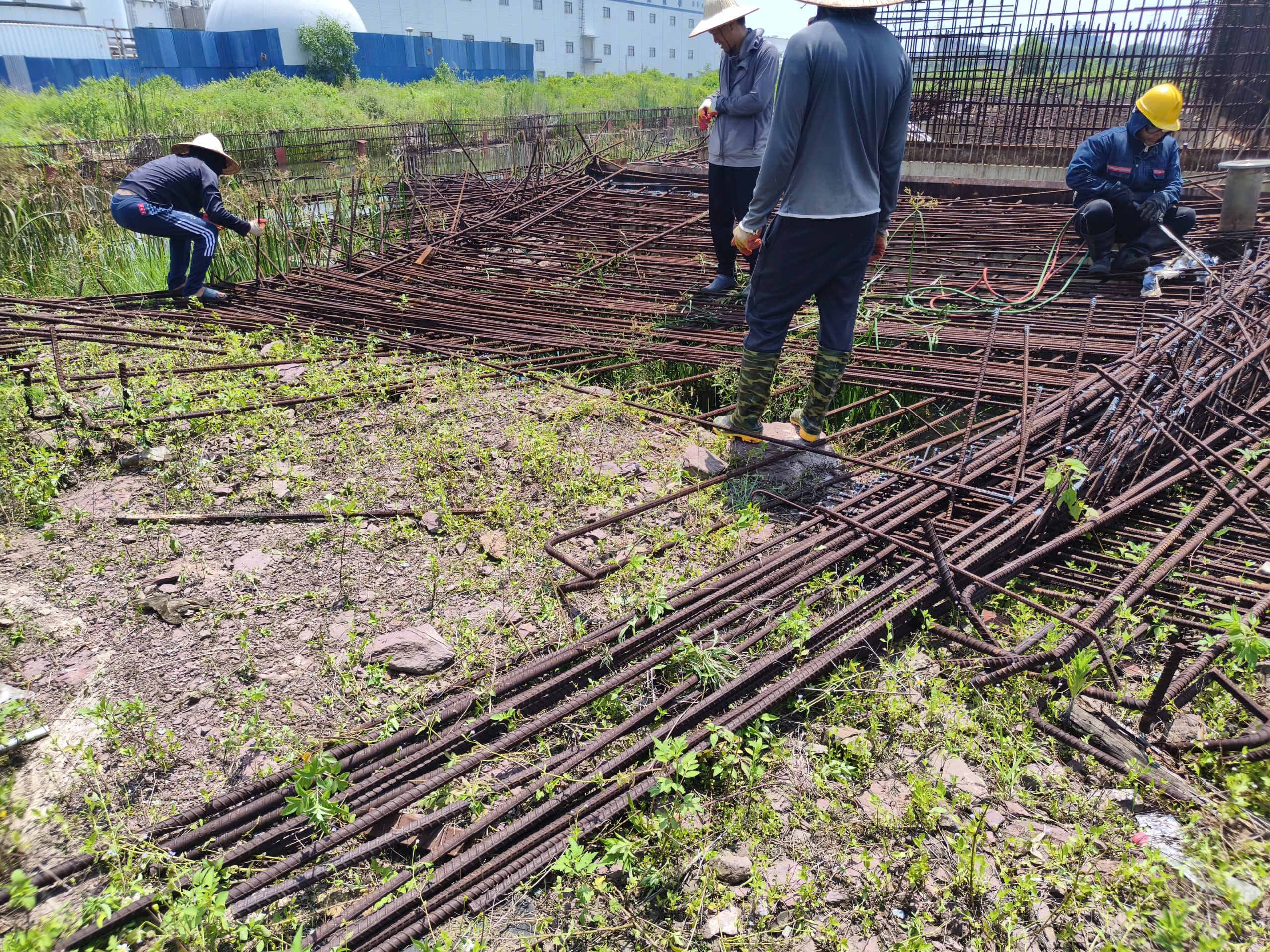 Nhân công Đức Tín tháo dỡ sắt vụn tại công trình