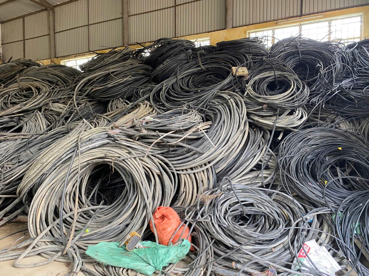 Nhân công Đức Tín thu gom dây cáp ngầm