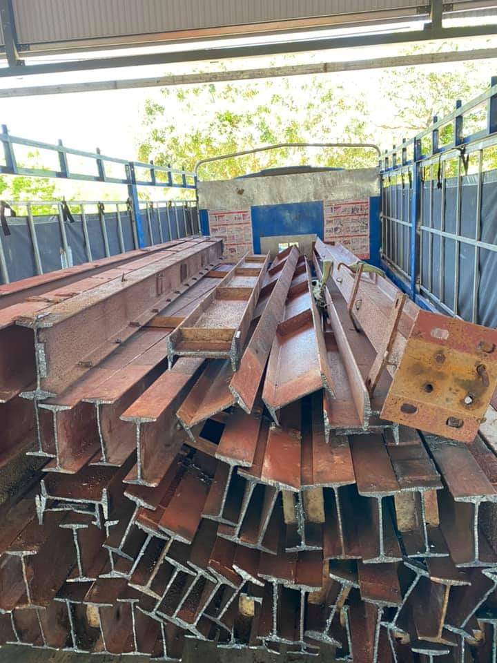 Khung thép và kết cấu sắt phế liệu từ nhà xưởng