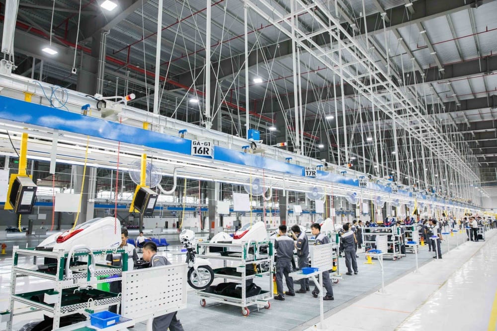 Máy móc cũ trong nhà xưởng cần thanh lý