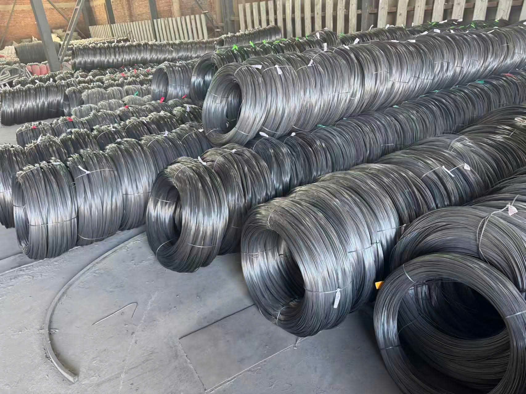 Nhôm và inox phế liệu trong nhà xưởng