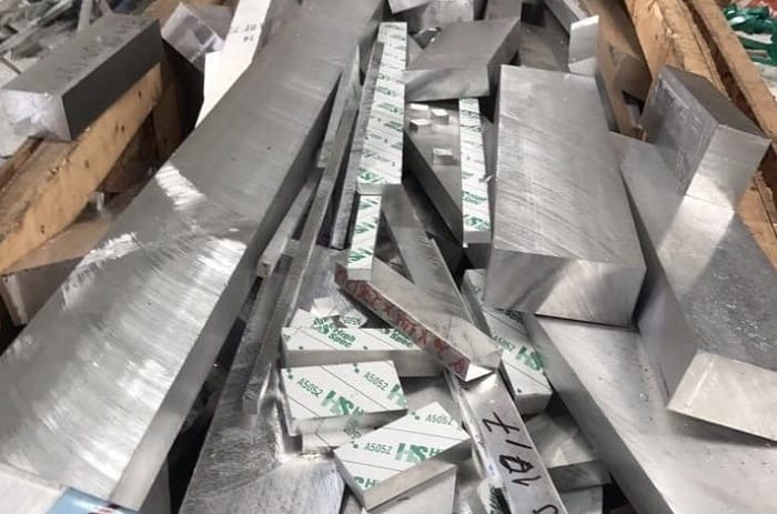Sắt đặc phế liệu được phân loại trước khi thu mua
