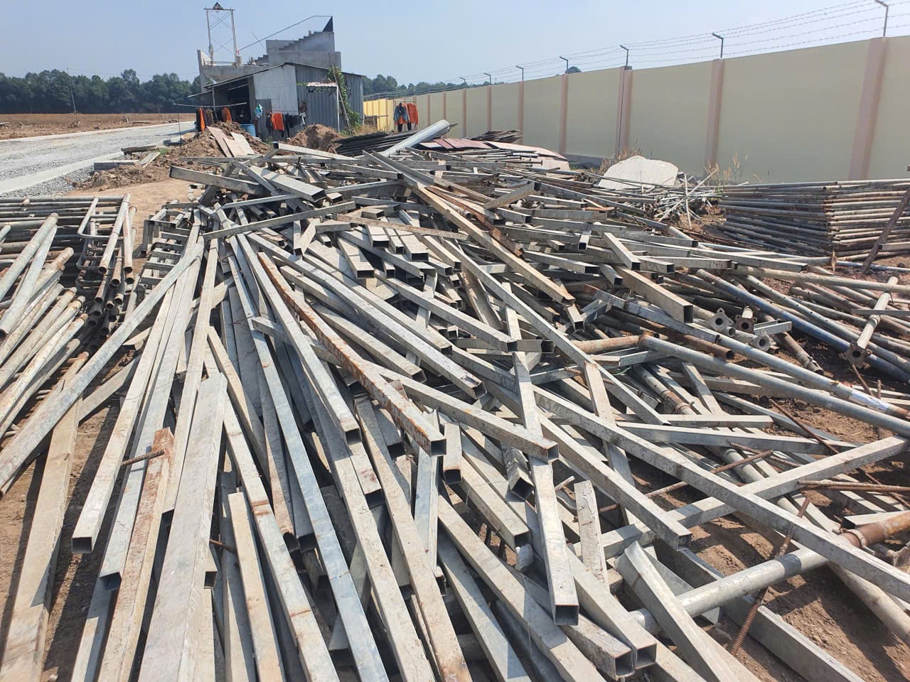 Sắt hộp phế liệu tại khu vực tập kết
