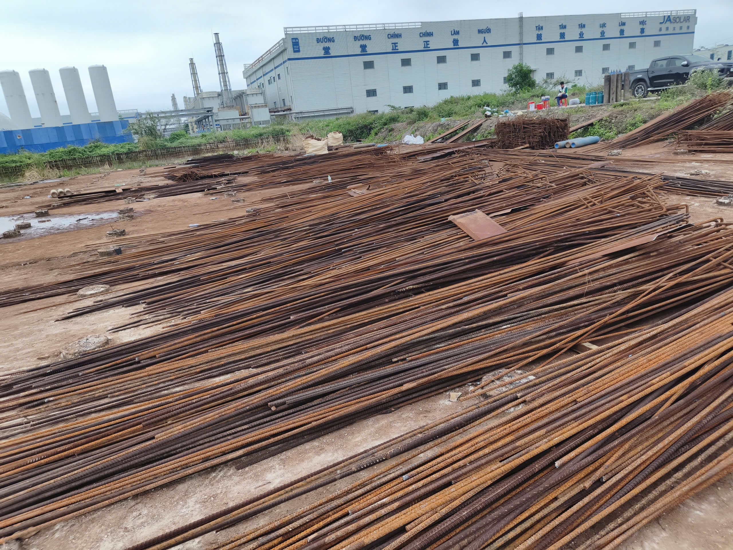 Sắt vụn từ công trình xây dựng