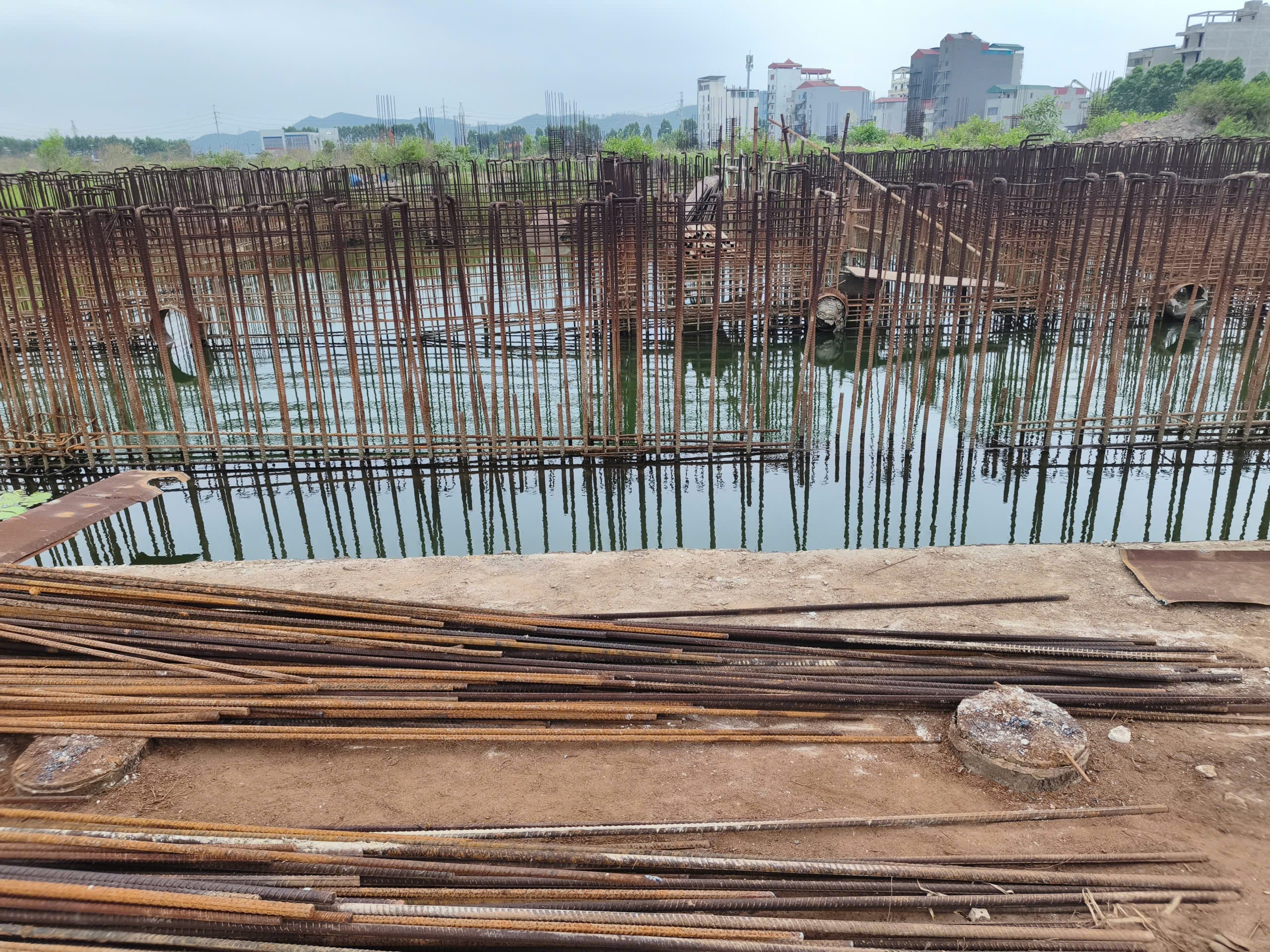 Nhân viên thu gom sắt phế liệu tận nơi