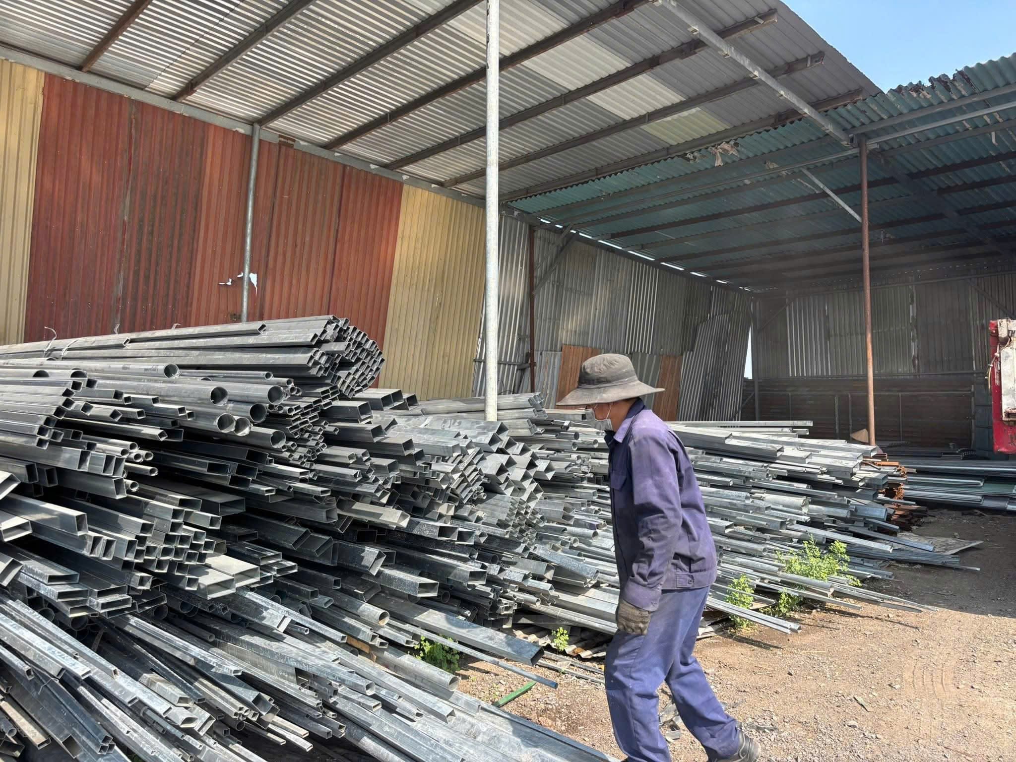 Sắt hộp cũ nhà xưởng