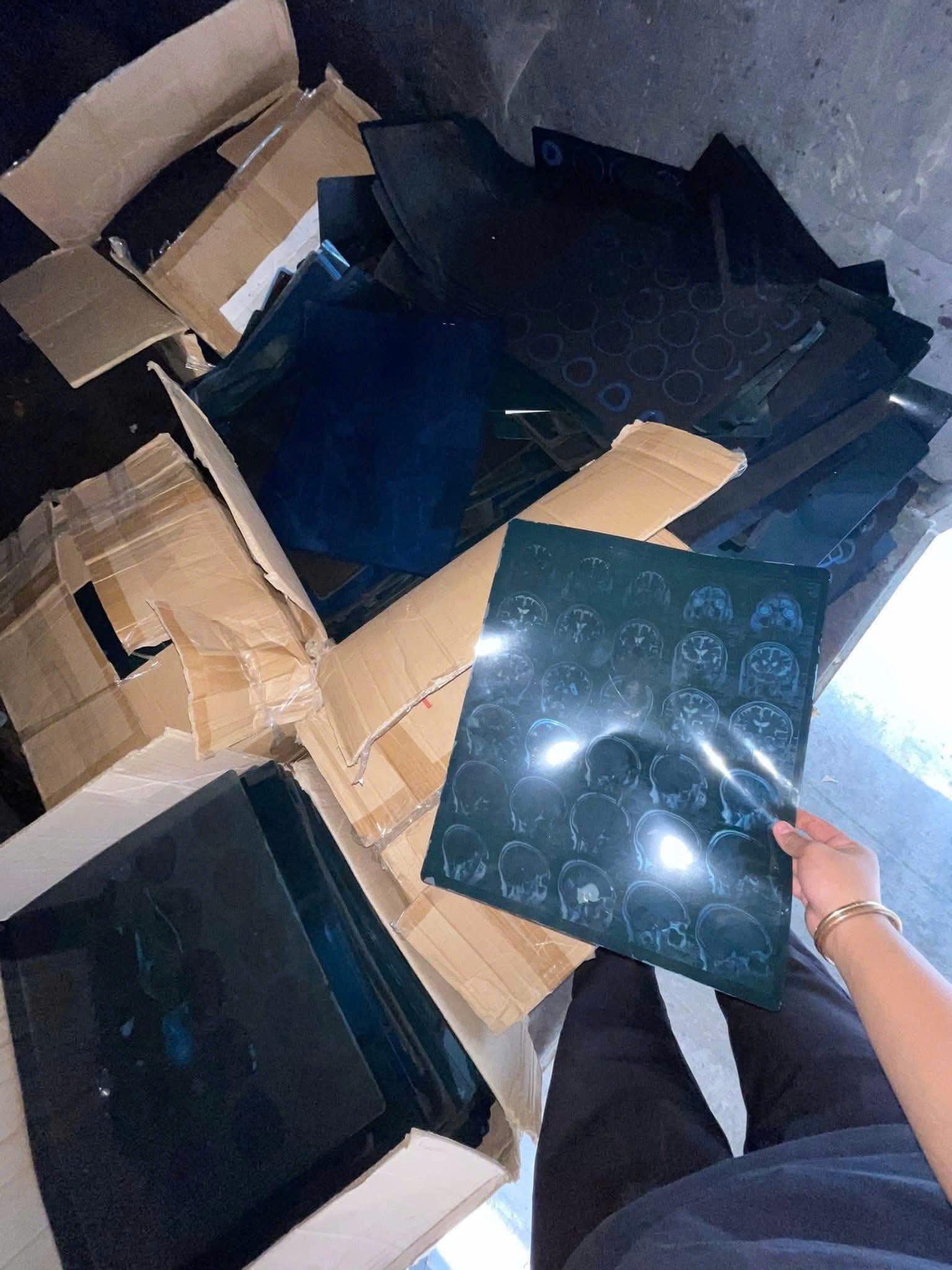 Phế Liệu Đức Tín - Đơn vị chuyên thu mua phim X-quang phế liệu số lượng lớn, giá cao nhất thị trường.
