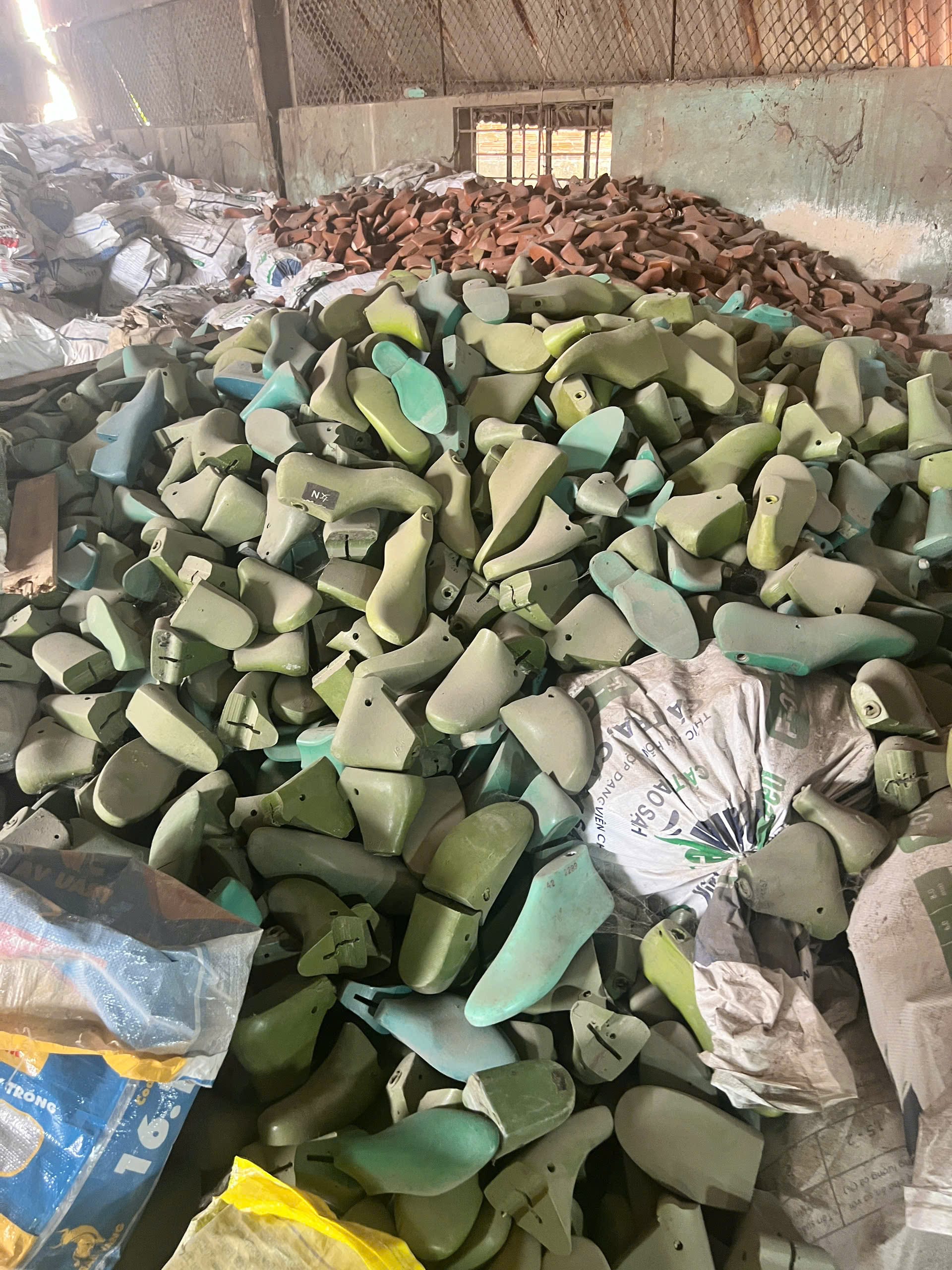 thu mua phom giày thanh lý