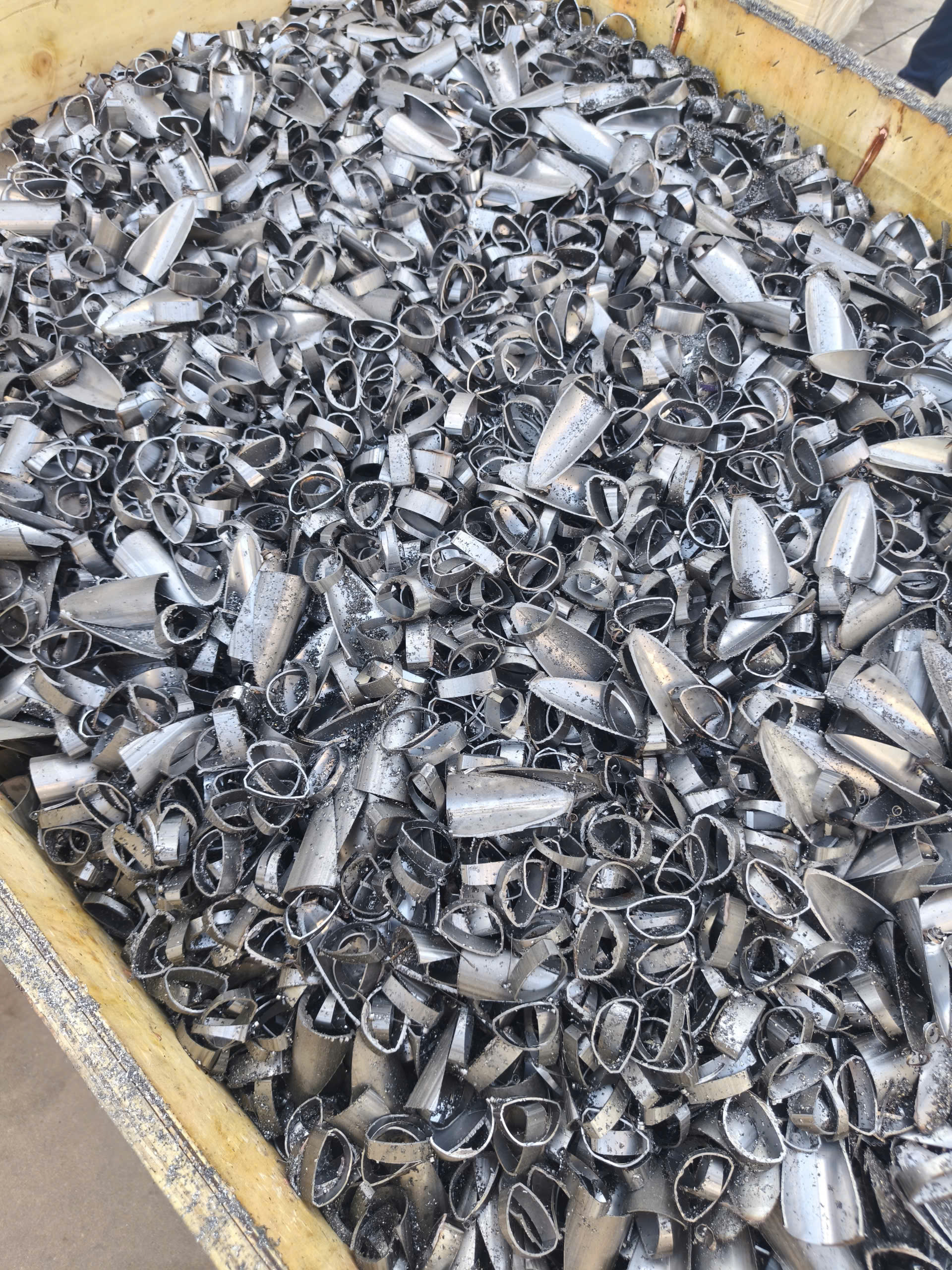 Phế Liệu Đức Tín cung cấp dịch vụ thu mua inox phế liệu tại Hà Nội cho nhà máy và xưởng cơ khí.