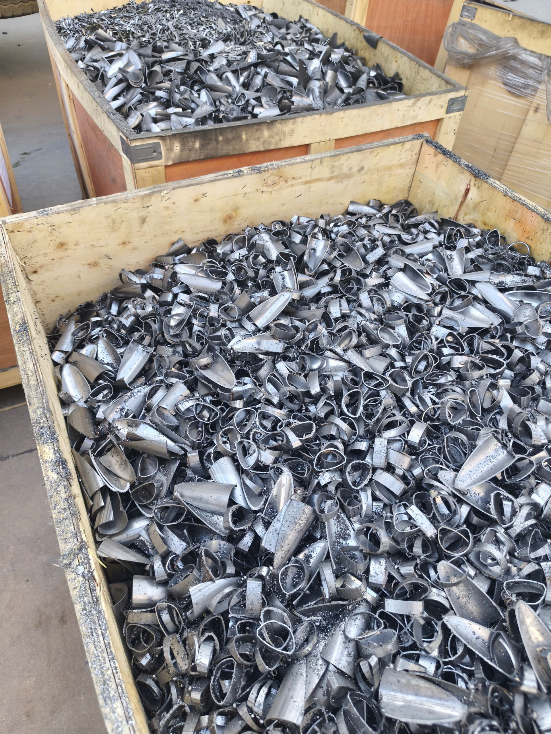 Phế Liệu Đức Tín thu mua inox phế liệu số lượng lớn, định giá theo chủng loại và chất lượng inox.