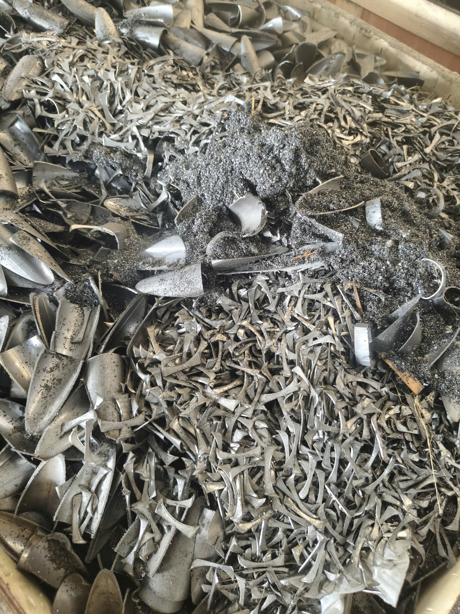 Thu mua phế liệu inox 304 gồm tấm inox, inox hộp, đầu mẩu ống và phế liệu gia công cơ khí.